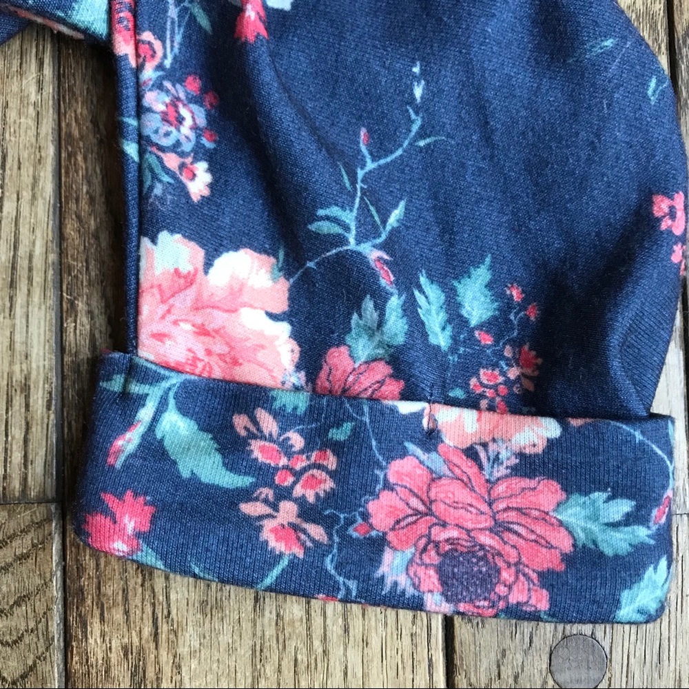 Eyeshadow Floral Top w/Split Back & Crochet Trim - Picture 5 of 8